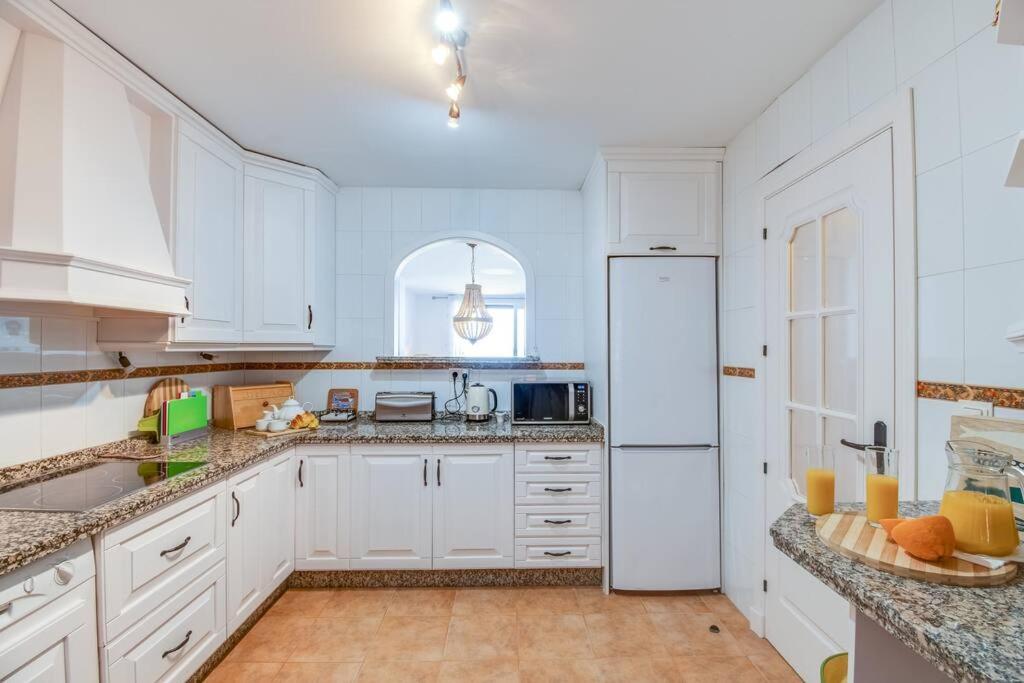 Beachfront Townhouse エステポナ エクステリア 写真