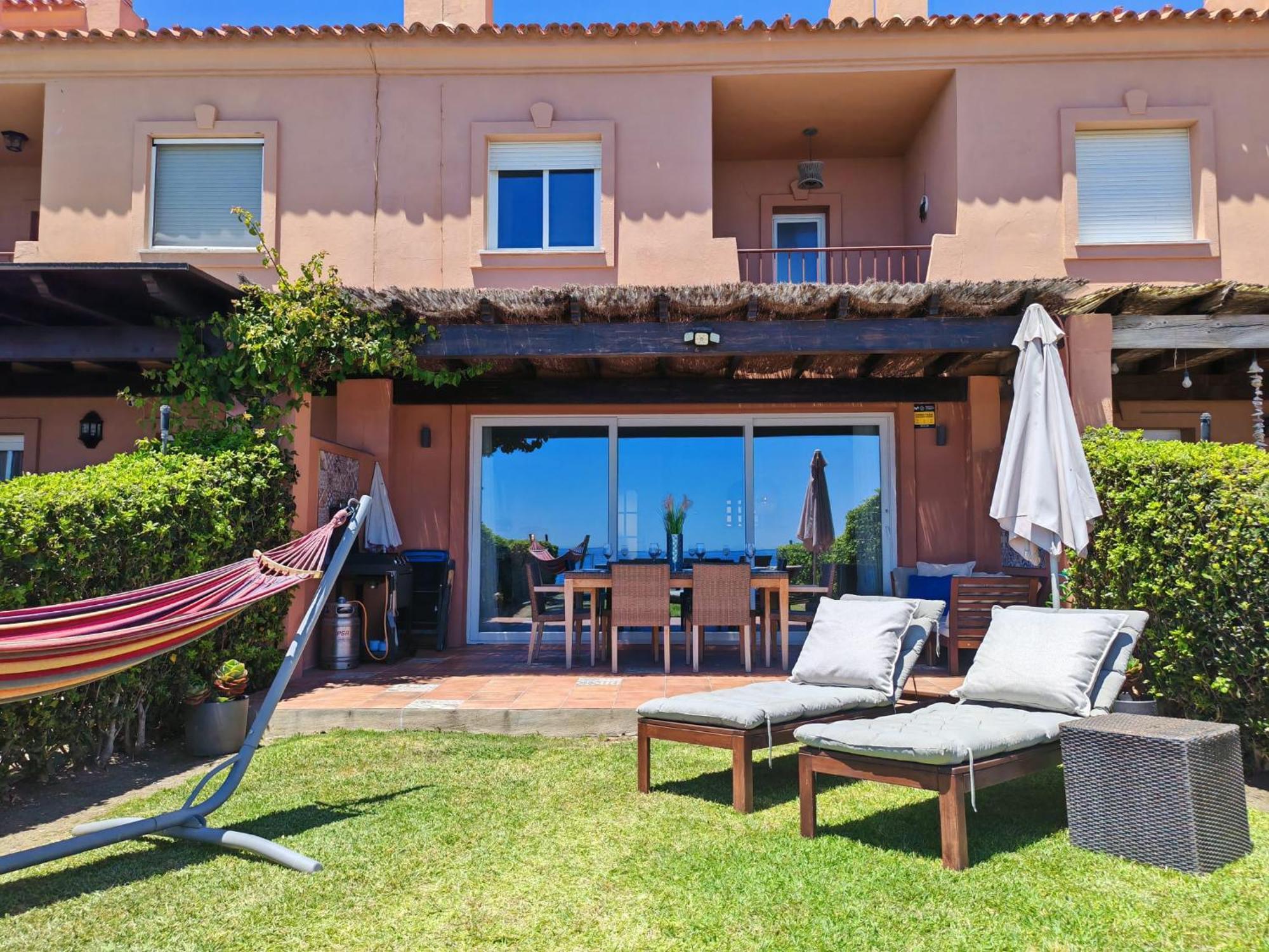 Beachfront Townhouse エステポナ エクステリア 写真